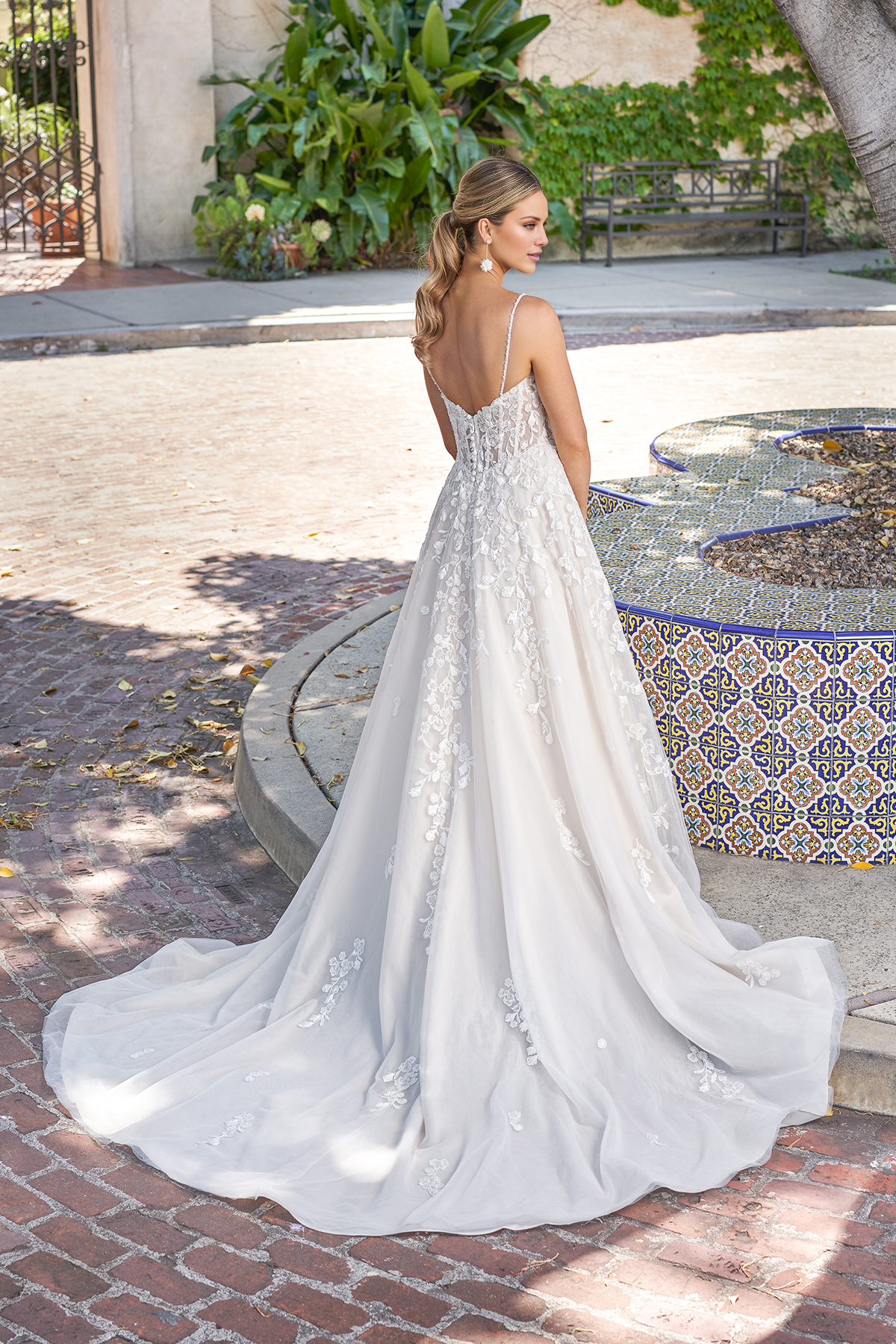 A-line embroidered lace heart-shaped collar handmade beaded thin shoulder strap and floor length wedding dress